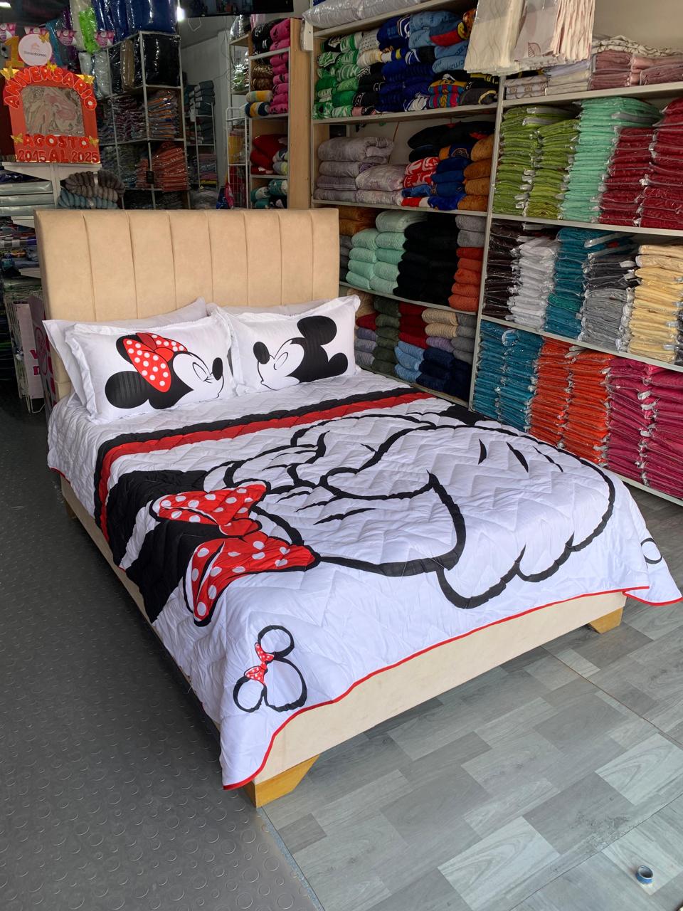 WhatsApp Image 2026-07-18 at 9.01.58 AM Colcha Personalizada Minnie y Mickey - Imagen 1