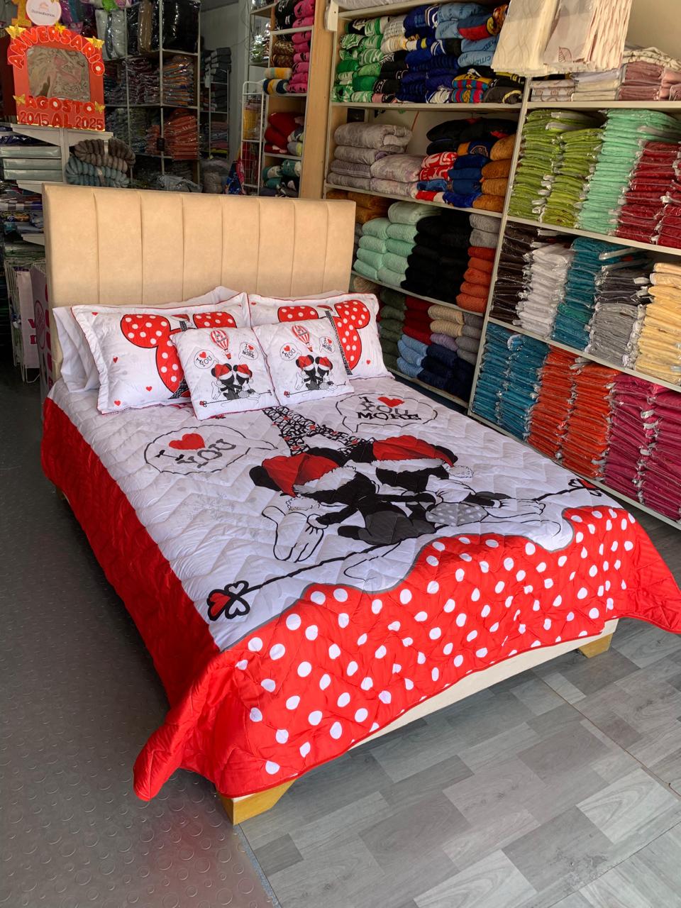 WhatsApp Image 2026-07-18 at 9.01.59 AM Colcha Personalizada Mickey y Minnie - Imagen 1